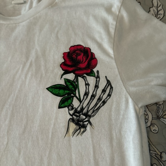 Size small White tee with Rose and skull - Picture 2 of 3